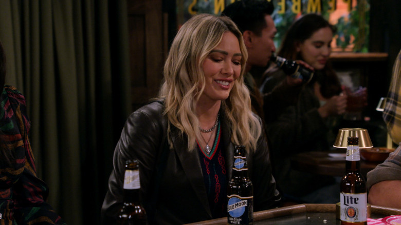 Blue Moon and Miller Lite Beer in How I Met Your Father S02E12 "Not a Mamma Mia"  (2023) - 373376