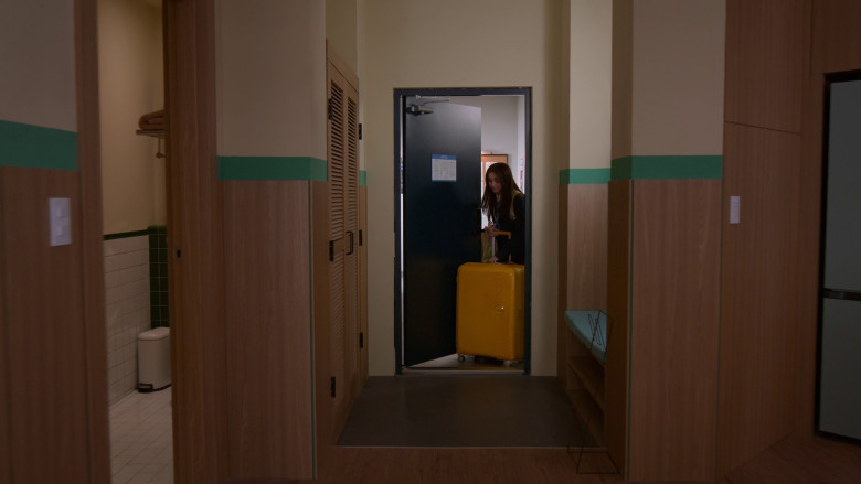 American Tourister Soundbox Yellow Suitcase of Anna Cathcart as Katherine Song Covey in XO, Kitty S01E01 "XO" (2023) - 371421