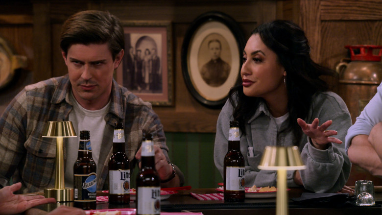 Blue Moon and Miller Lite Beer in How I Met Your Father S02E12 "Not a Mamma Mia"  (2023) - 373377