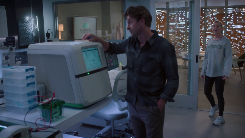 New Balance Sneakers in Grey's Anatomy S19E20 "Happily Ever After?" (2023) - 372405