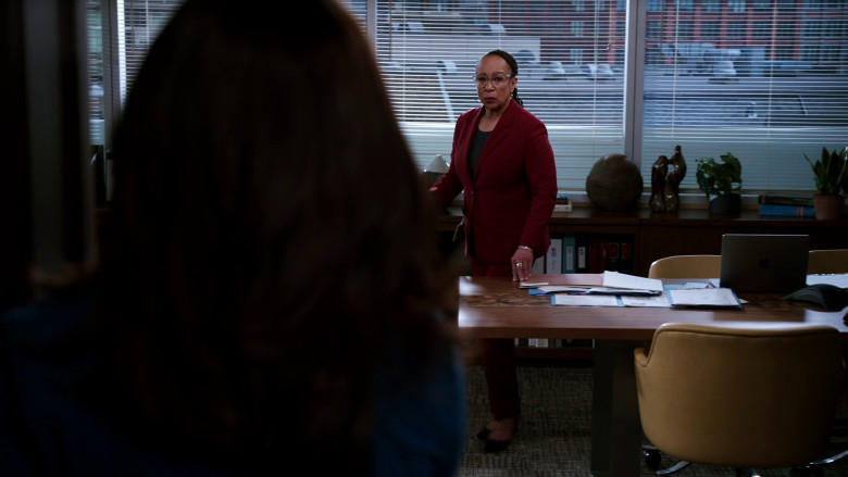 Apple MacBook Laptops in Chicago Med S08E21 "Might Feel Like It's Time for a Change" (2023) - 371850