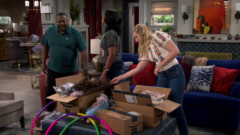 Amazon Prime Online Marketplace Boxes in The Neighborhood S05E22 "Welcome to the Opening Night" (2023) - 373914