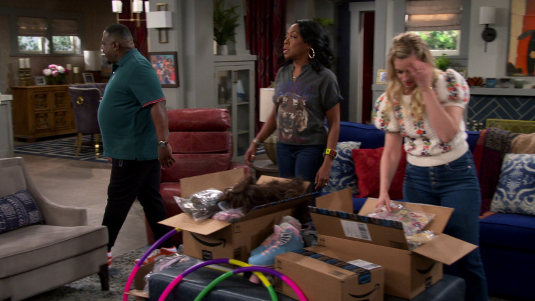 Amazon Prime Online Marketplace Boxes in The Neighborhood S05E22 "Welcome to the Opening Night" (2023) - 373915