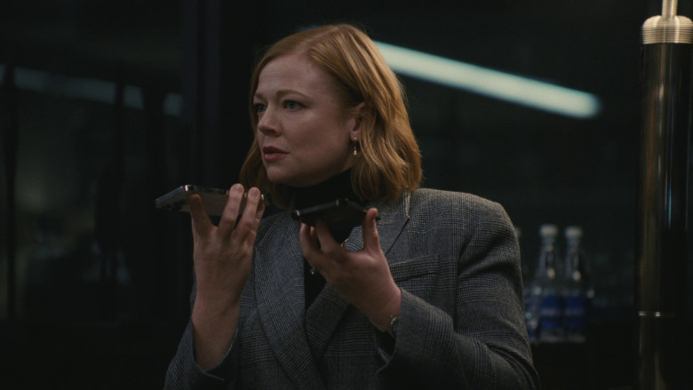 Apple iPhone Smartphones Used by Sarah Snook as Siobhan 'Shiv' Roy in Succession S04E08 "America Decides" (2023) - 369606