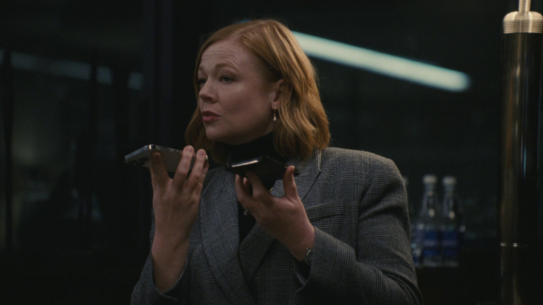 Apple iPhone Smartphones Used by Sarah Snook as Siobhan 'Shiv' Roy in Succession S04E08 "America Decides" (2023) - 369607