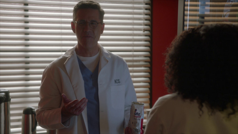 UTZ Original Potato Chips Enjoyed by Brian Dietzen as Jimmy Palmer in NCIS S20E20 "Second Opinion" (2023) - 368431
