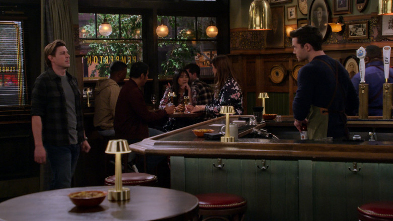 Blue Moon and Miller Lite Beer in How I Met Your Father S02E13 "Family Business" (2023) - 375206