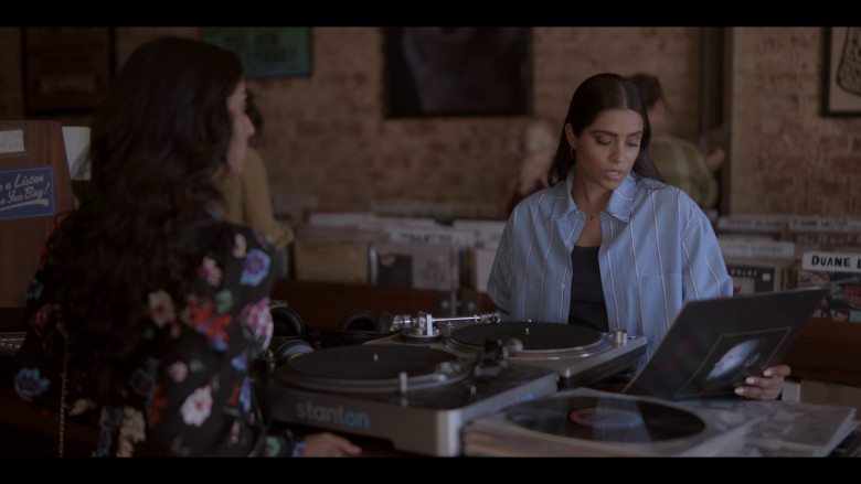 Stanton DJ Turntables in The Muppets Mayhem S01E01 "Track 1: Can You Picture That" (2023) - 368695