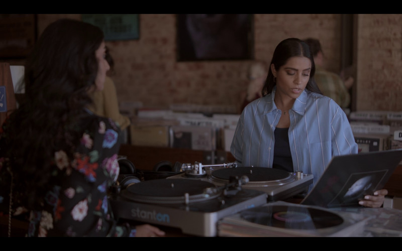 Stanton DJ Turntables in The Muppets Mayhem S01E01 "Track 1: Can You Picture That" (2023)