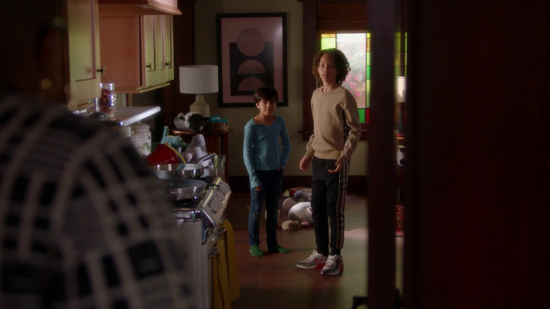 Nike Sneakers in 9-1-1 S06E18 "Pay It Forward" (2023) - 370411