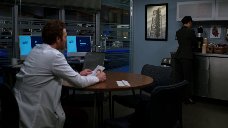 Keurig Coffee Maker in Chicago Med S08E21 "Might Feel Like It's Time for a Change" (2023) - 371866
