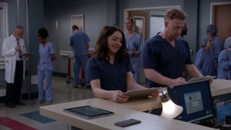 Microsoft Surface Tablets in Grey's Anatomy S19E18 "Ready to Run" (2023) - 369459