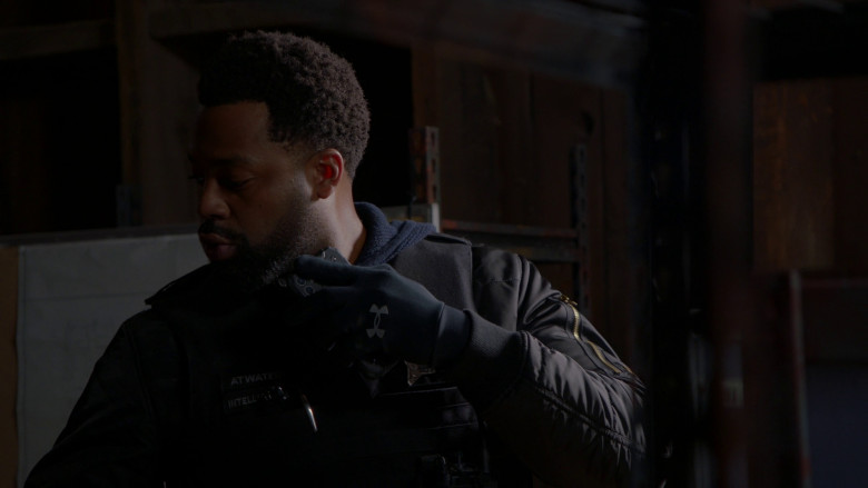 Under Armour Gloves in Chicago P.D. S10E22 "A Better Place" (2023) - 374637