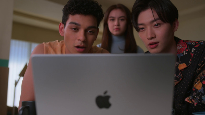 Apple MacBook Pro Laptop in XO, Kitty S01E02 "WTF" (2023) - 371508