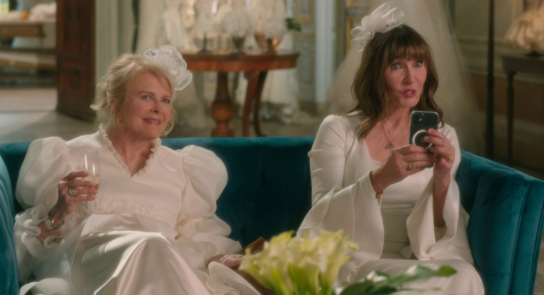 Apple iPhone Smartphone Used by Mary Steenburgen as Carol in Book Club: The Next Chapter (2023) - 375001