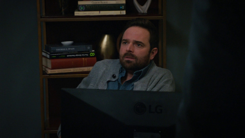 LG Monitor in Law & Order S22E21 "Appraisal" (2023) - 370188