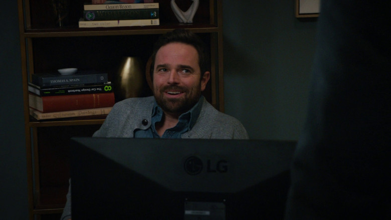 LG Monitor in Law & Order S22E21 "Appraisal" (2023) - 370189