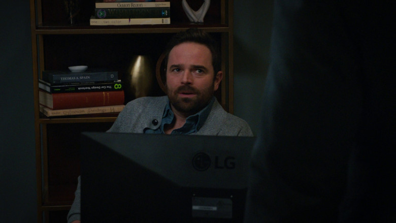 LG Monitor in Law & Order S22E21 "Appraisal" (2023) - 370190