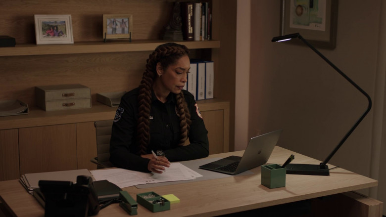 Apple MacBook Laptop Used by Gina Torres as Tommy Vega in 9-1-1: Lone Star S04E16 "A House Divided" (2023) - 368563