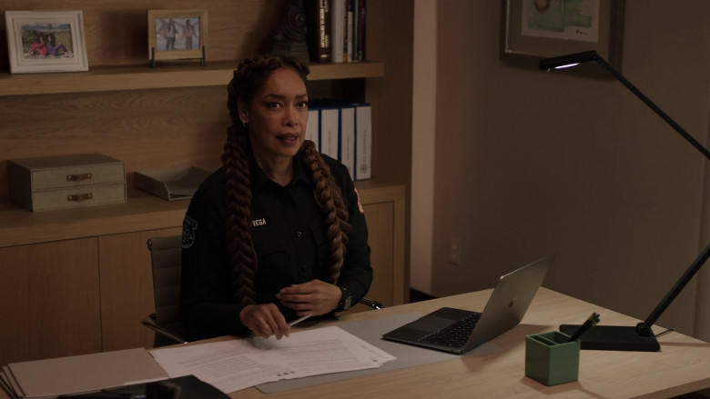 Apple MacBook Laptop Used by Gina Torres as Tommy Vega in 9-1-1: Lone Star S04E16 "A House Divided" (2023) - 368564