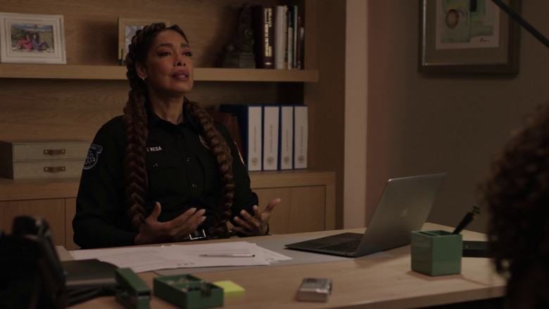 Apple MacBook Laptop Used by Gina Torres as Tommy Vega in 9-1-1: Lone Star S04E16 "A House Divided" (2023) - 368565