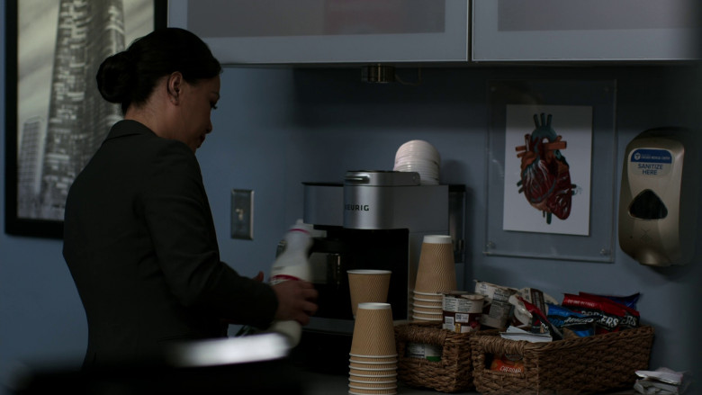 Keurig Coffee Maker in Chicago Med S08E21 "Might Feel Like It's Time for a Change" (2023) - 371870