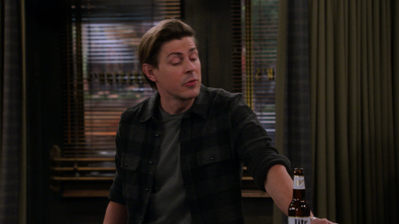 Miller Lite Beer in How I Met Your Father S02E13 "Family Business" (2023) - 375240