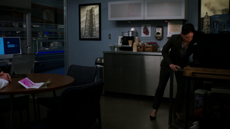 Keurig Coffee Maker in Chicago Med S08E21 "Might Feel Like It's Time for a Change" (2023) - 371871