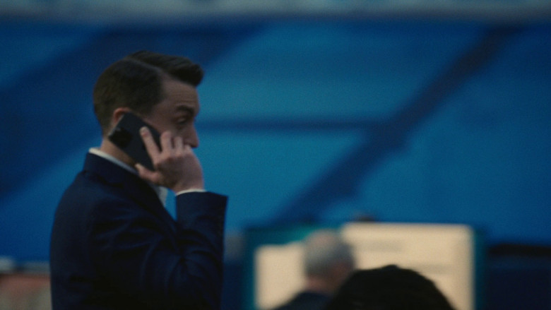 Apple iPhone Smartphone of Kieran Culkin as Roman Roy in Succession S04E08 "America Decides" (2023) - 369600