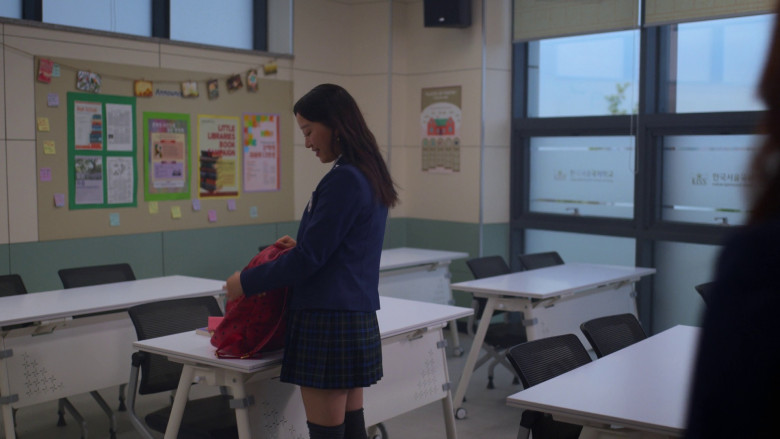 MCM Red Backpack of Gia Kim as Yuri Han in XO, Kitty S01E06 "BYOB" (2023) - 371642