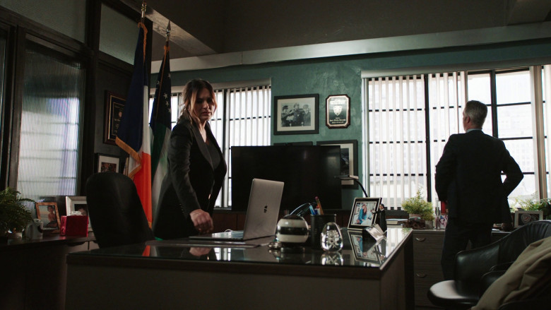 Apple MacBook Laptops in Law & Order: Special Victims Unit S24E22 "All Pain Is One Malady" (2023) - 372777