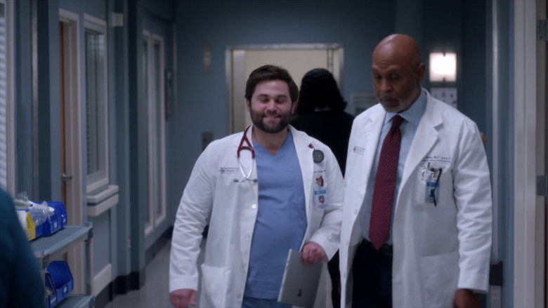 Microsoft Surface Tablets in Grey's Anatomy S19E18 "Ready to Run" (2023) - 369461