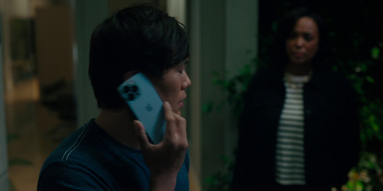 Apple iPhone Smartphone in The Last Thing He Told Me S01E06 "When We Were Young" (2023) - 369476