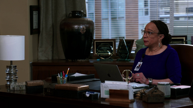 Apple MacBook Laptops in Chicago Med S08E22 "Does One Door Close and Another One Open?" (2023) - 374592