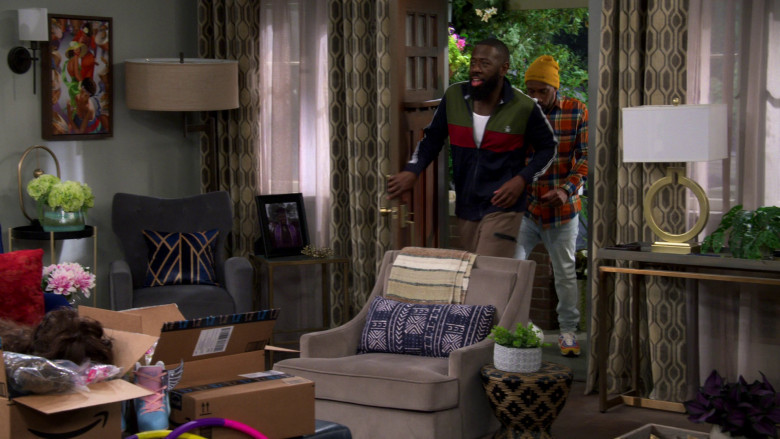 Amazon Prime Online Marketplace Boxes in The Neighborhood S05E22 "Welcome to the Opening Night" (2023) - 373922