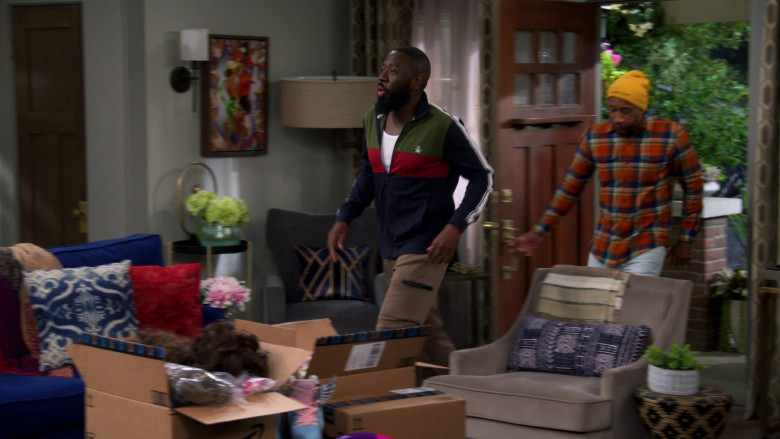 Amazon Prime Online Marketplace Boxes in The Neighborhood S05E22 "Welcome to the Opening Night" (2023) - 373923