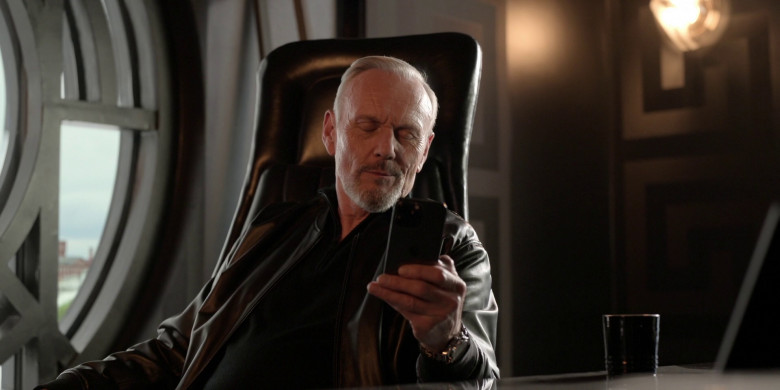 Apple iPhone Smartphone of Anthony Head as Rupert Mannion in Ted Lasso S03E10 "International Break" (2023) - 371315