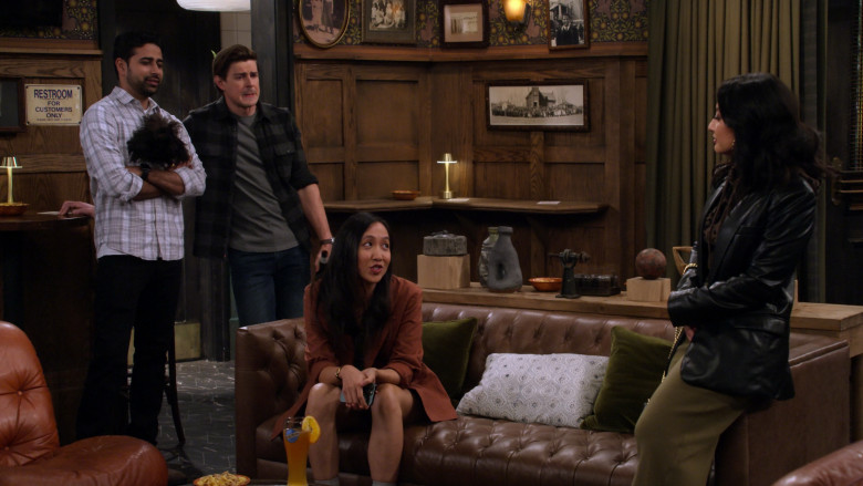 Blue Moon Beer in How I Met Your Father S02E13 "Family Business" (2023) - 375212