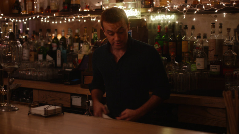 Casamigos Tequila, Hudson Whiskey, Bulleit Bourbon Whiskey in The Other Two S03E04 "Brooke Gets Her Hands Dirty" (2023) - 372516