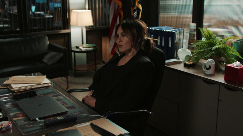 Apple MacBook Laptops in Law & Order: Special Victims Unit S24E22 "All Pain Is One Malady" (2023) - 372787