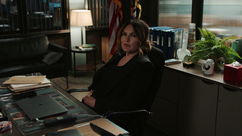 Apple MacBook Laptops in Law & Order: Special Victims Unit S24E22 "All Pain Is One Malady" (2023) - 372788