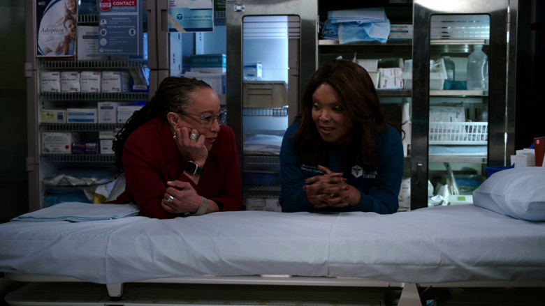 Apple Watch in Chicago Med S08E21 "Might Feel Like It's Time for a Change" (2023) - 371857