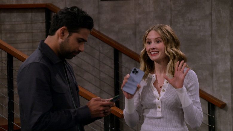 Apple iPhone Smartphones in How I Met Your Father S02E12 "Not a Mamma Mia"  (2023) - 373367