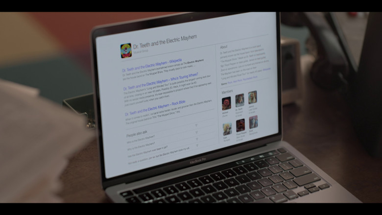 Apple MacBook Laptop in The Muppets Mayhem S01E01 "Track 1: Can You Picture That" (2023) - 368691