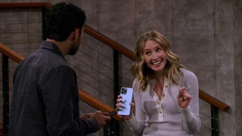 Apple iPhone Smartphones in How I Met Your Father S02E12 "Not a Mamma Mia"  (2023) - 373368
