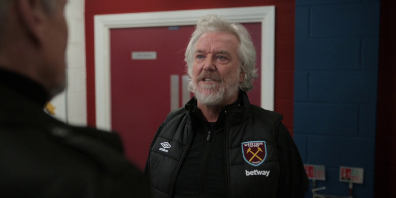 Umbro x Betway Vest in Ted Lasso S03E12 "So Long, Farewell" (2023) - 375478