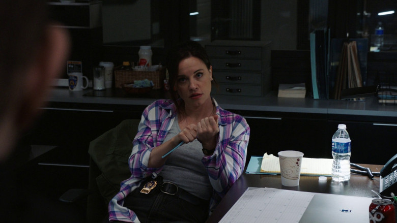 Apple MacBook Laptops in Law & Order: Special Victims Unit S24E21 "Bad Things" (2023) - 370205