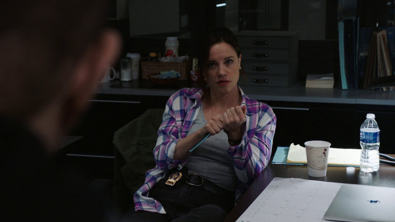 Apple MacBook Laptops in Law & Order: Special Victims Unit S24E21 "Bad Things" (2023) - 370206