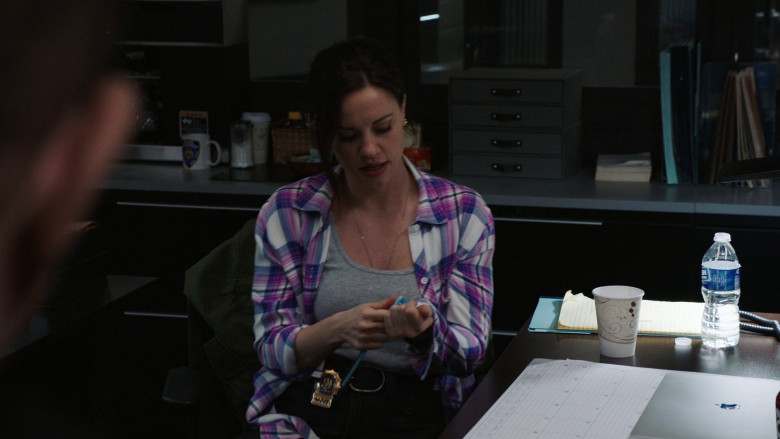 Apple MacBook Laptops in Law & Order: Special Victims Unit S24E21 "Bad Things" (2023) - 370207