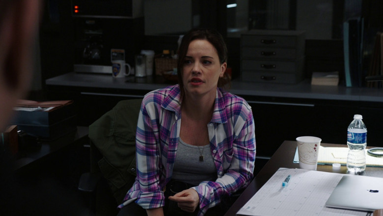 Apple MacBook Laptops in Law & Order: Special Victims Unit S24E21 "Bad Things" (2023) - 370210